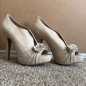 Vince Camuto Cream Floral Open Toed Heels - 8 1/2